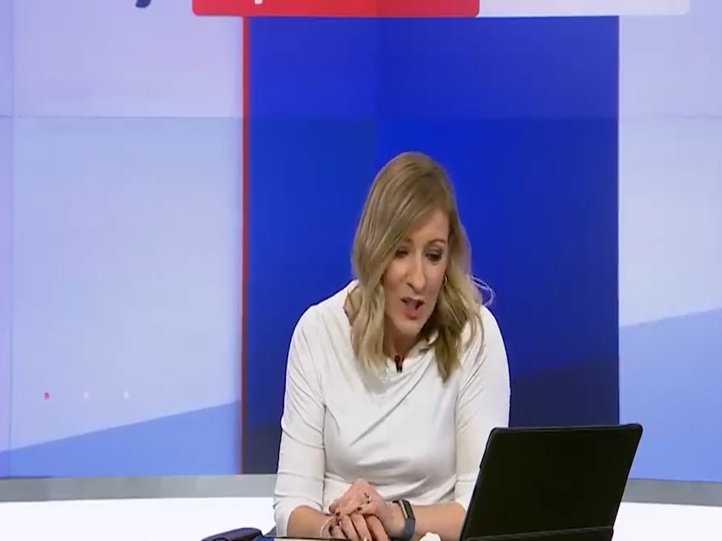 «Daje Roma» diventa «Deigia Roma»: la conduttrice inglese alle prese con il post di Mourinho – Il video