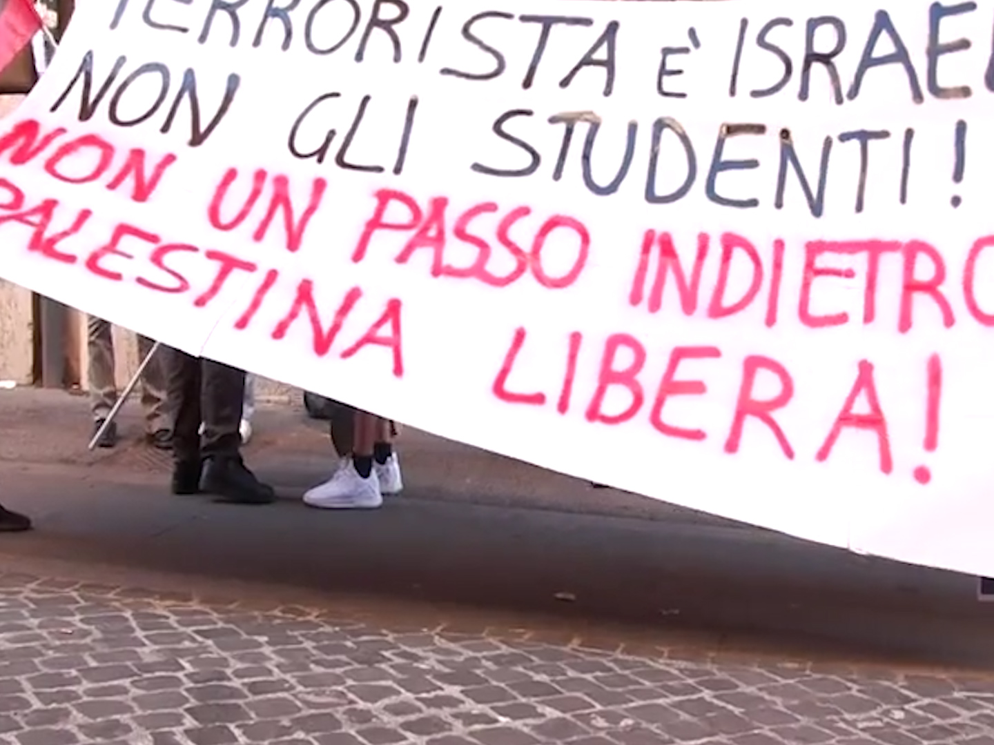 Distribuiscono volantini pro Palestina in un liceo di Roma, la prof in classe chiama gli studenti terroristi – Il video