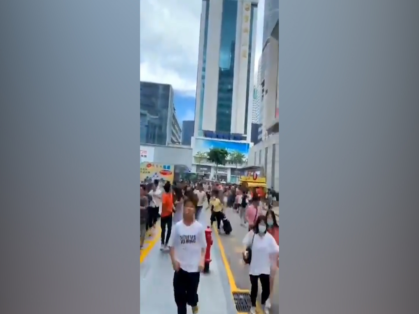 Cina, panico a Shenzhen: il grattacielo inizia a tremare, migliaia di persone in fuga – Il video