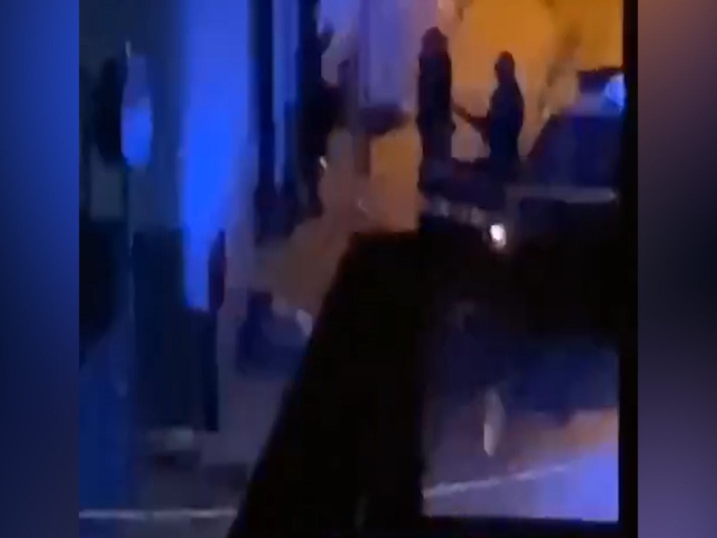 A Napoli un carabiniere prende a calci un ragazzo sorpreso in giro col coprifuoco – Il video