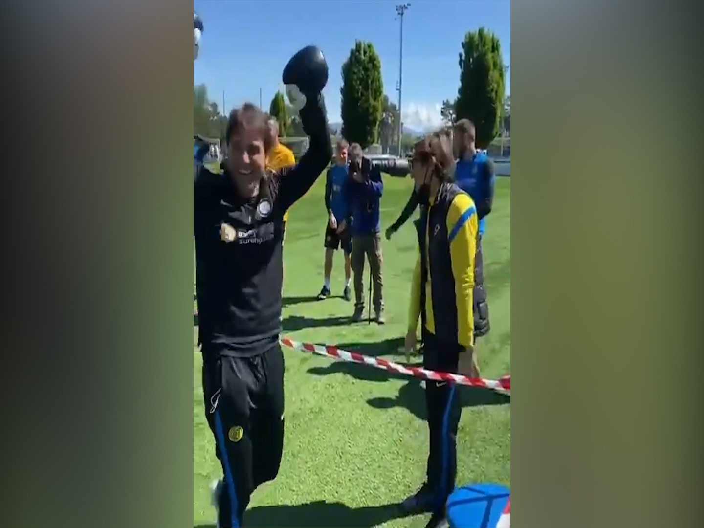 Lautaro contro Conte, il battibecco dopo Inter-Roma si chiude con un (finto) incontro di boxe – Il video