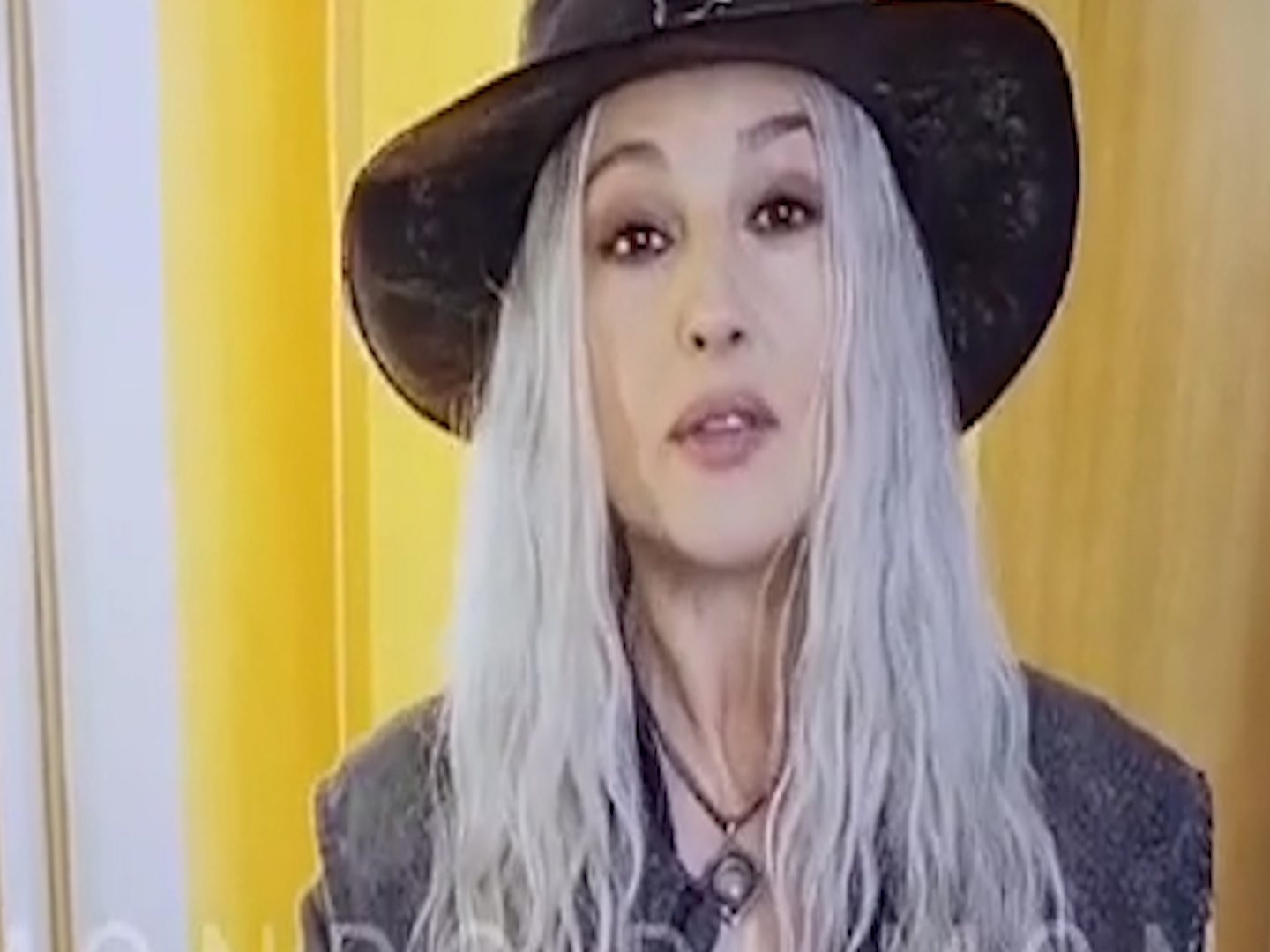 Stile bohémienne e capelli bianchi: Monica Bellucci mostra il cambio look a poche ore dai David – Il video