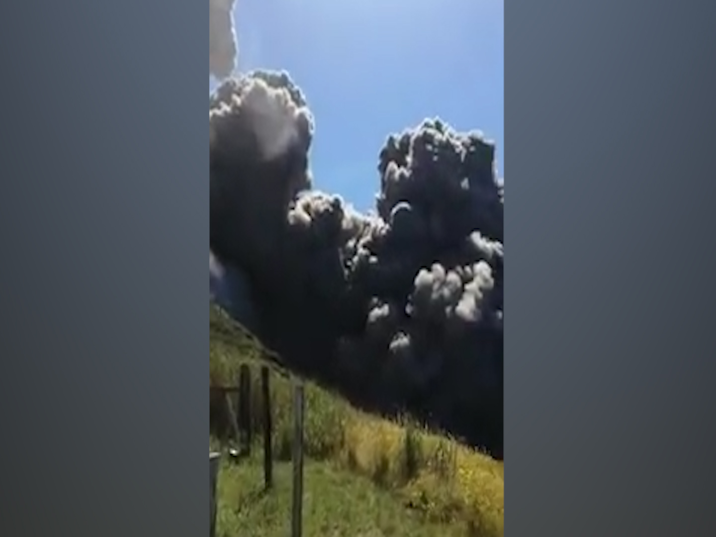 Forte eruzione a Stromboli: dall’isola si alza una colonna di fumo e cenere – Il video