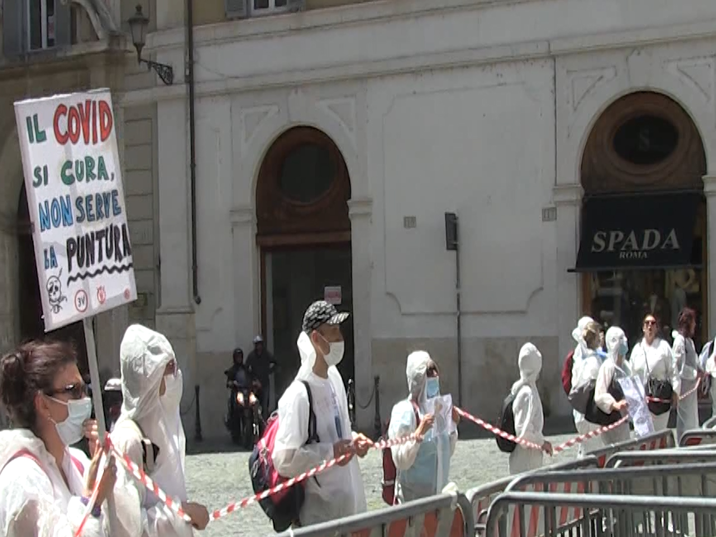 Roma, nuova manifestazione contro i vaccini. Ora il nuovo nemico è il Green Pass – Il video
