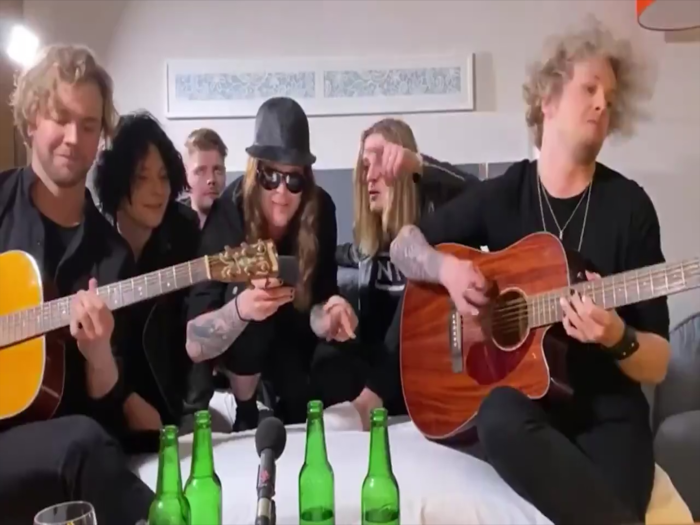 Anche in Finlandia pazzi per i Maneskin, la versione improvvisata in finlandese di Zitti e buoni  – Il video