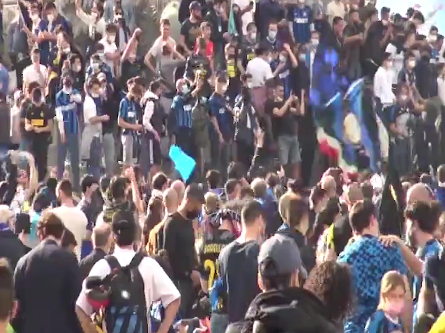 Virologi all’attacco per la festa Scudetto dell’Inter in piazza, Pregliasco: «Vedremo gli effetti a metà maggio» – Il video