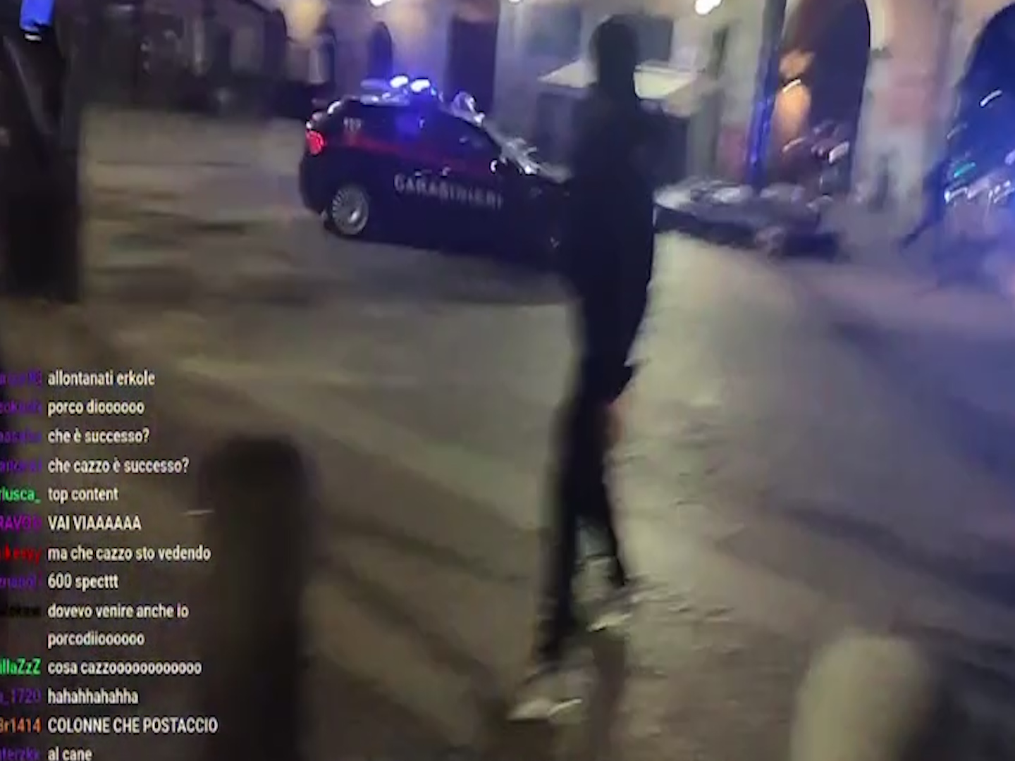 Dopo la sparatoria alle Colonne di San Lorenzo a Milano, pioggia di bottiglie contro i carabinieri – Il video