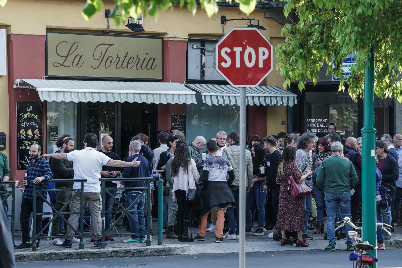 Aperitivi negazionisti e decine di violazioni delle norme anti Covid: sequestrata la Torteria di Chivasso