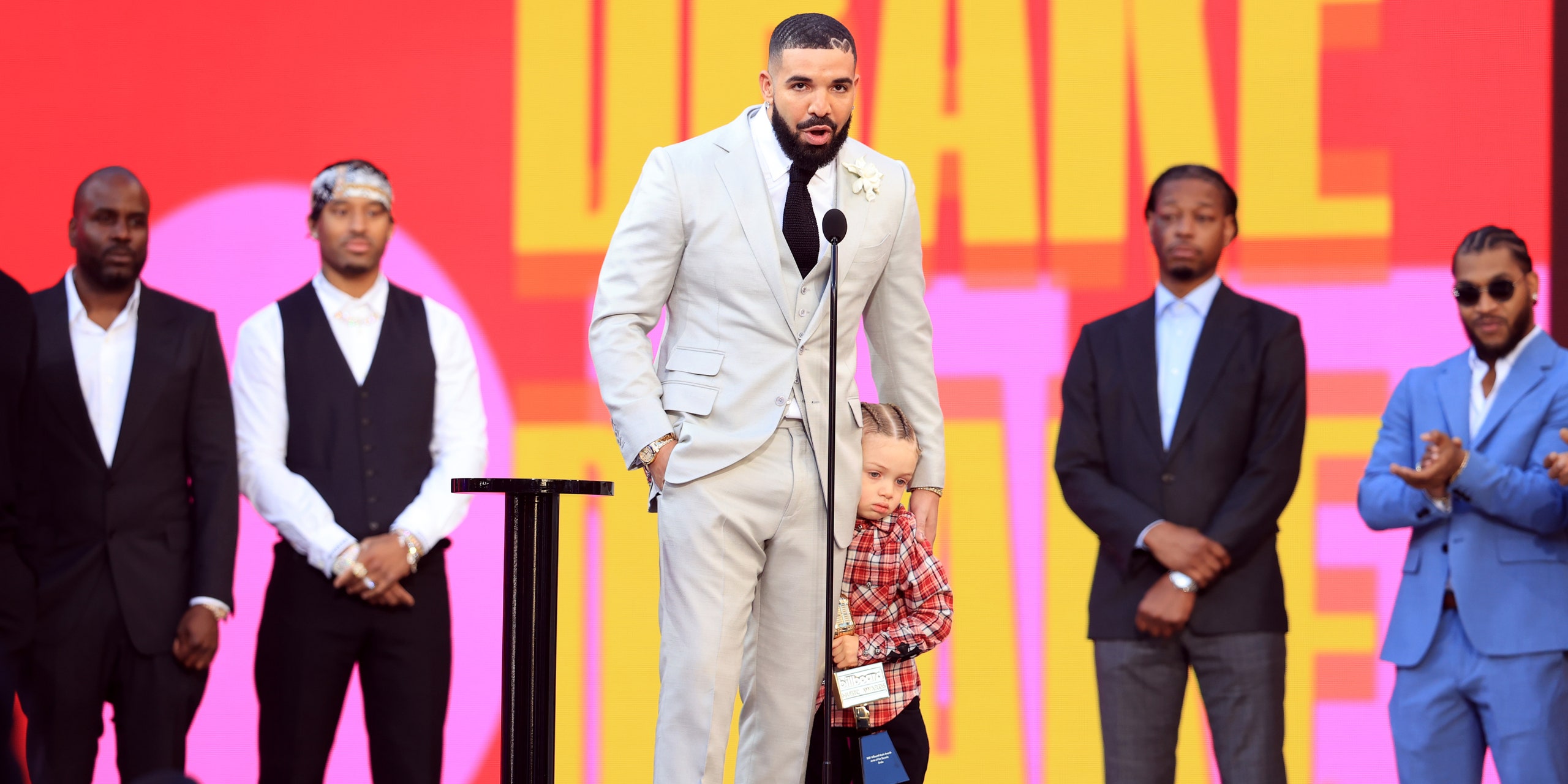 Billboard Music Award, Drake è l’artista del decennio. La clip che celebra il rapper canadese – Il video