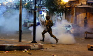 EPA/ABED AL HASHLAMOUN | Scontri tra l'esercito israeliano e i manifestanti palestinesi a Hebron