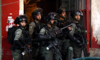 EPA/ABED AL HASHLAMOUN | Scontri tra l'esercito israeliano e i manifestanti palestinesi a Hebron