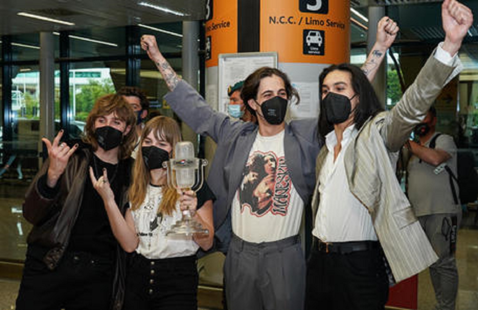 Freschi vincitori all'Eurovision Song Contest 2021 con "Zitti e buoni", brano con il quale si sono aggiudicati l'ultima edizione del Festival di Sanremo, i
Maneskin sono rientrati oggi a Roma da Rotterdam, via Amsterdam, 23 maggio 2021.
ANSA/ TELENEWS