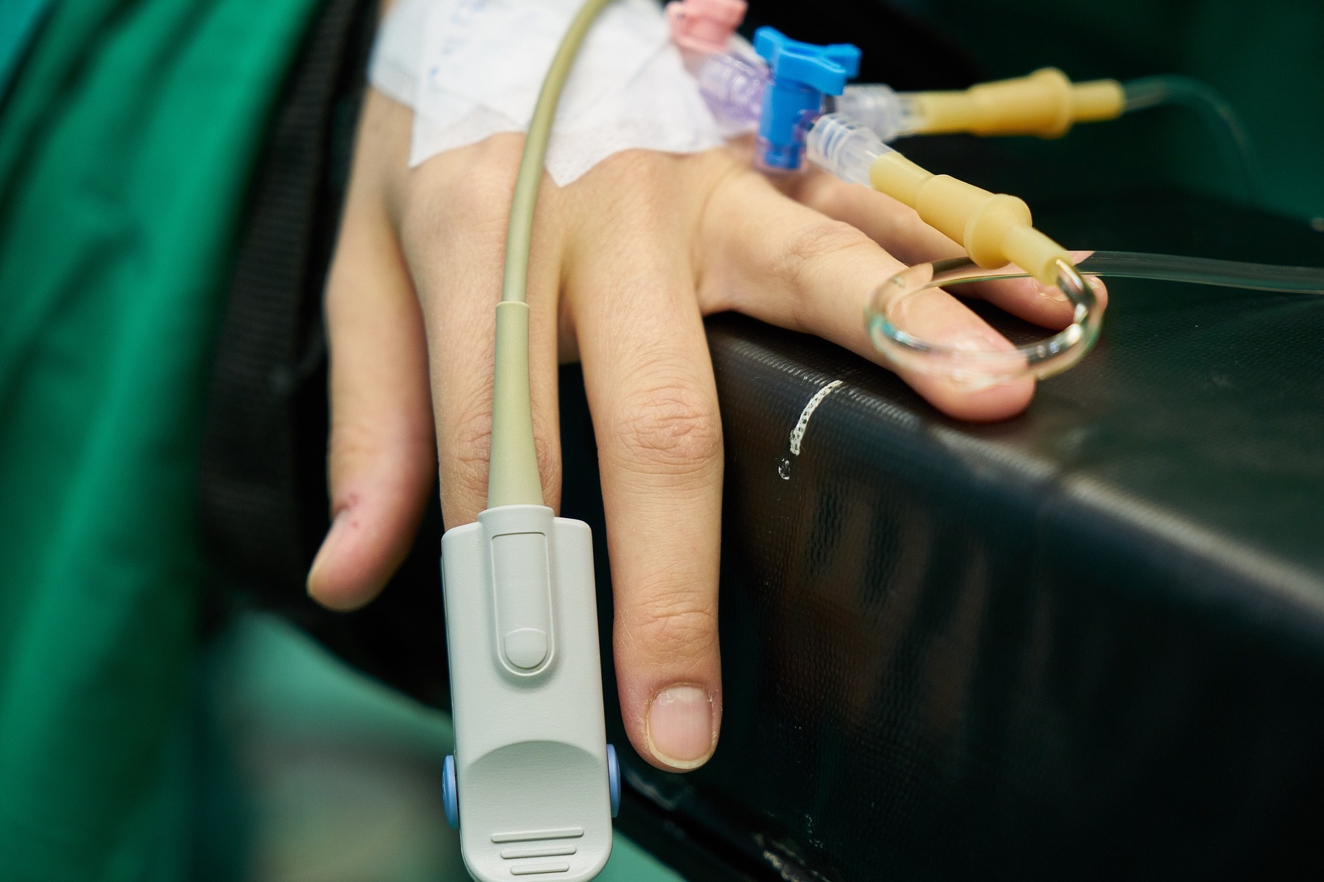 Monoclonali, le ore di terapia vissute con i pazienti Covid: «Siamo tutti a rischio, fidiamoci dei medici» – Il video
