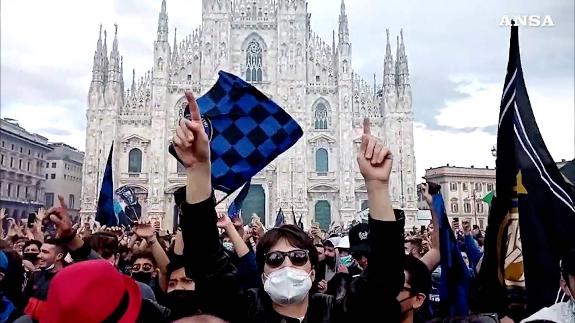Inter, 30 mila tifosi in Piazza Duomo per lo scudetto. Polemiche per gli assembramenti: «Dove sono i controlli?» – Il video