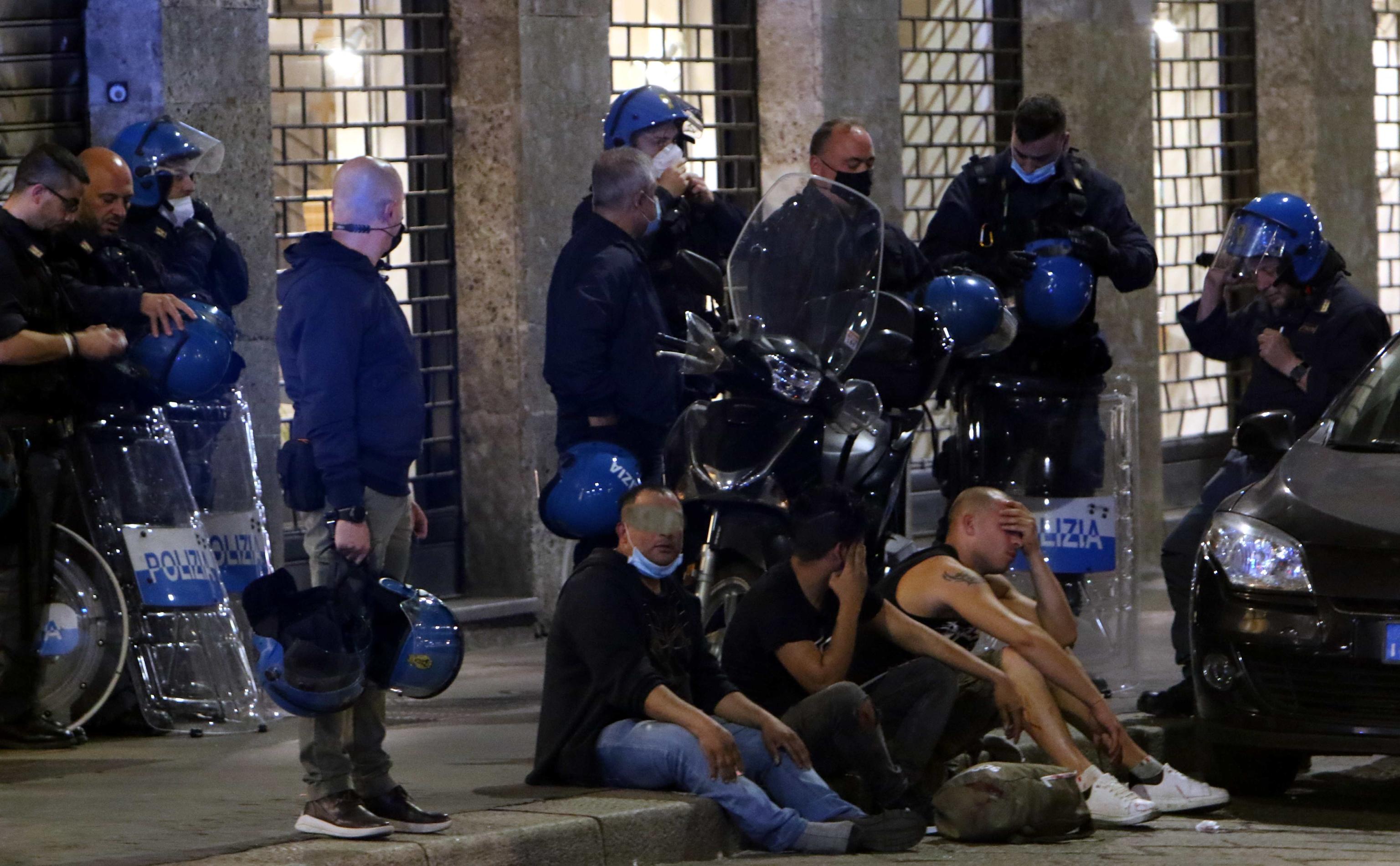 Movida violenta dopo il coprifuoco lanci di bottiglie e risse, intervengono polizia  e ambulanze, Milano, 09 maggio 2021. ANSA / PAOLO SALMOIRAGO