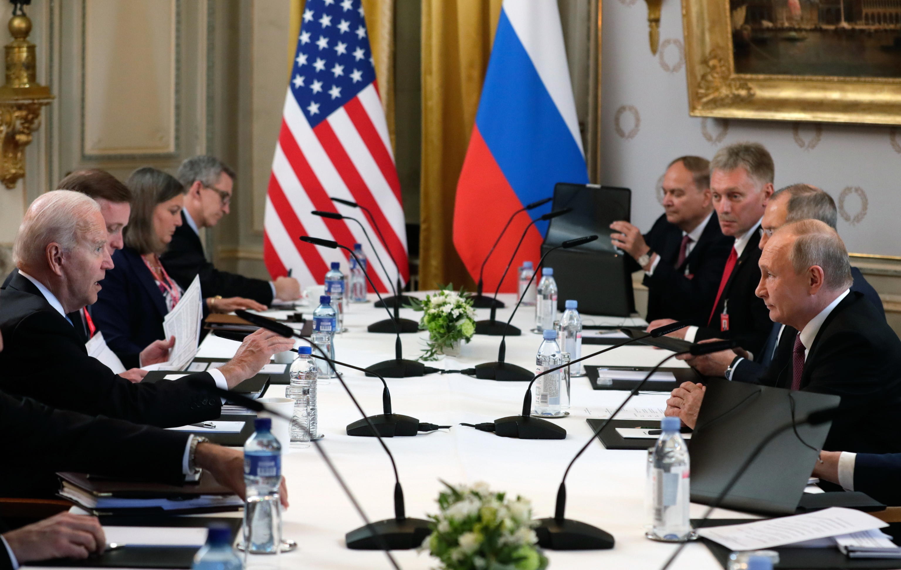 epa09276627 US President Joe Biden (L) and Russian President Vladimir Putin (R) during their meeting at the US - Russia summit at the Villa La Grange, in Geneva, Switzerland, 16 June 2021.  EPA/MIKHAIL METZEL/SPUTNIK/KREMLIN POOL MANDATORY CREDIT