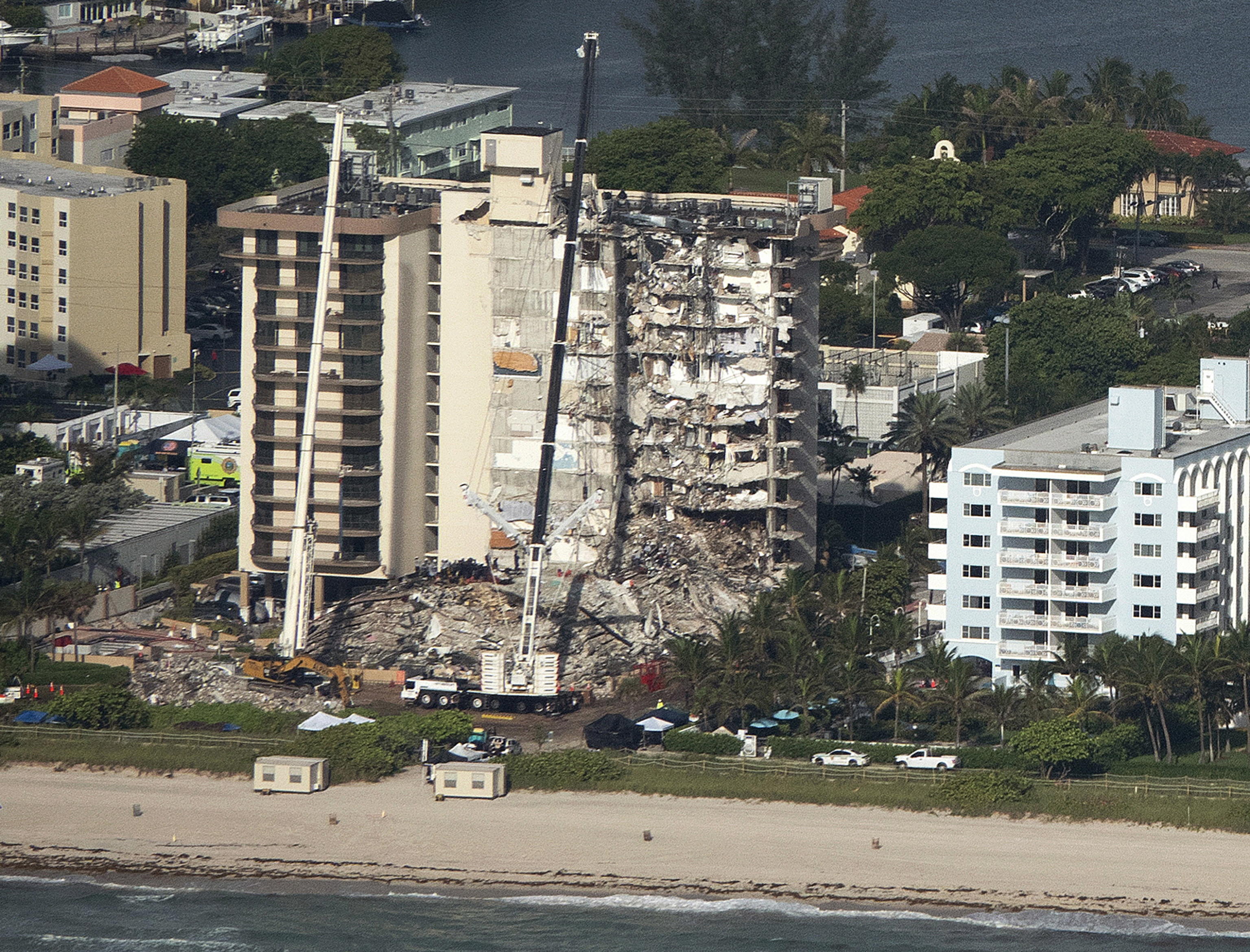 epa09305345 An aerial view of the partial collapsed 12-story condominium building in Surfside, Florida, USA, 27 June 2021. The 12-story beachfront condominium building in the Miami suburb of Surfside, partially collapsed early 24 June 2021.  EPA/CRISTOBAL HERRERA-ULASHKEVICH