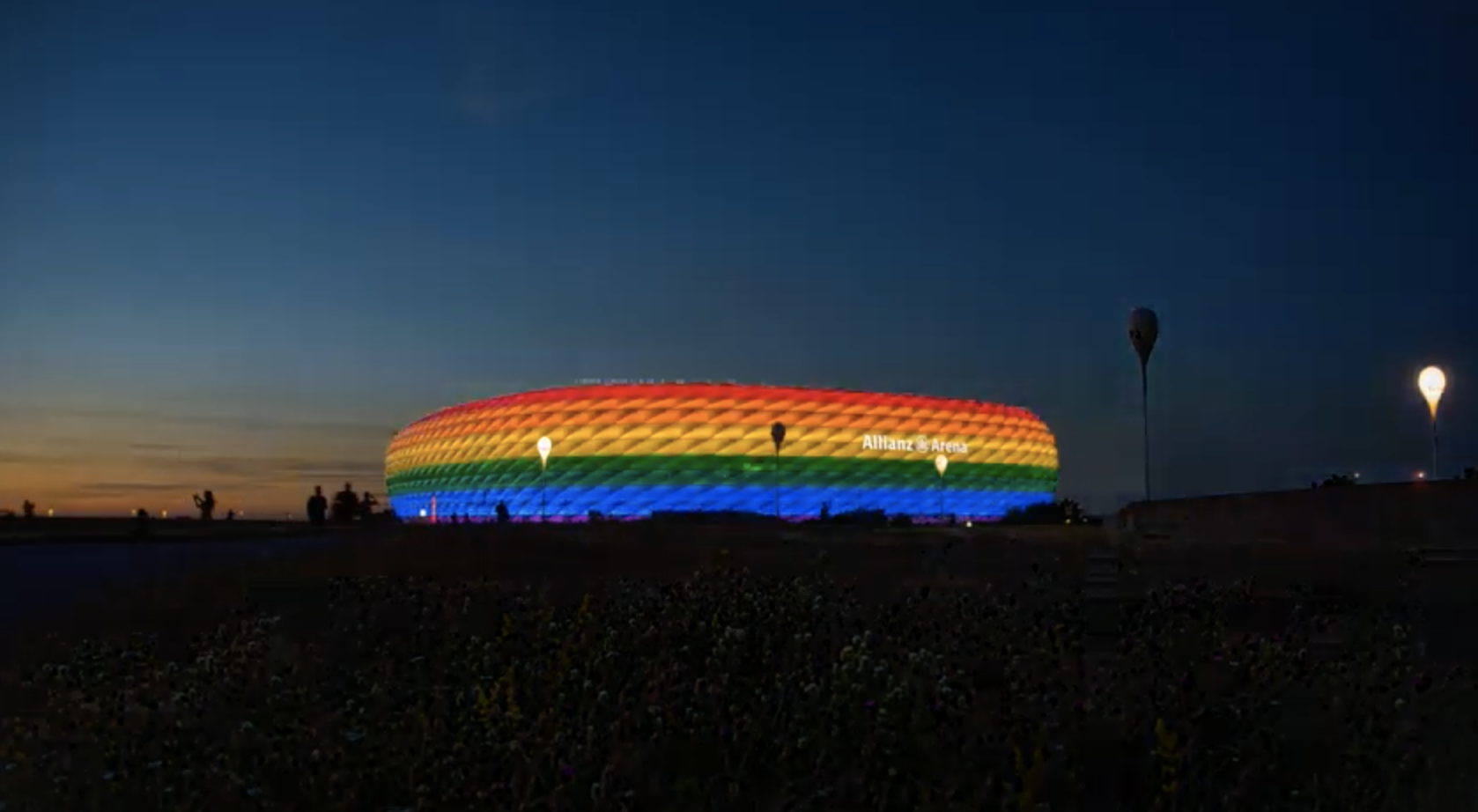 Il benvenuto del Comune di Monaco alla nazionale ungherese, messaggio per Orban: l’idea di colorare di arcobaleno l’Allianz Arena – Il video