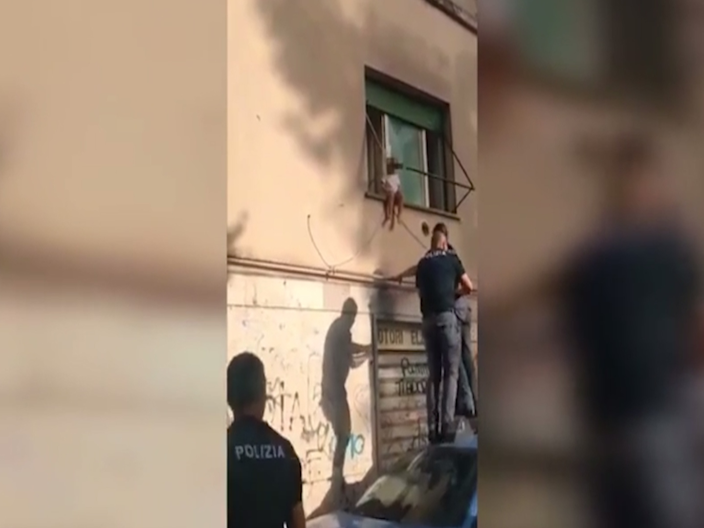 Paura a Roma, bimba di due anni in bilico sul davanzale della finestra: salvata da due poliziotti – Il video