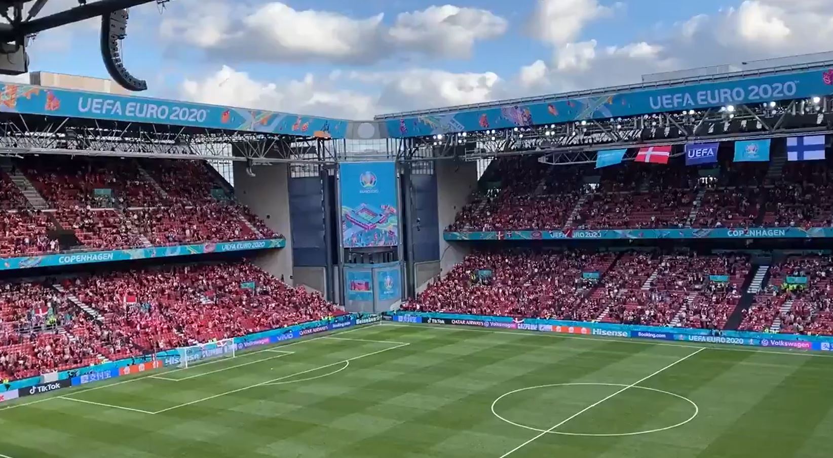 Europei, i tifosi finlandesi e danesi intonano a staffetta «Christian Eriksen» dagli spalti del Parken Stadium – Il video