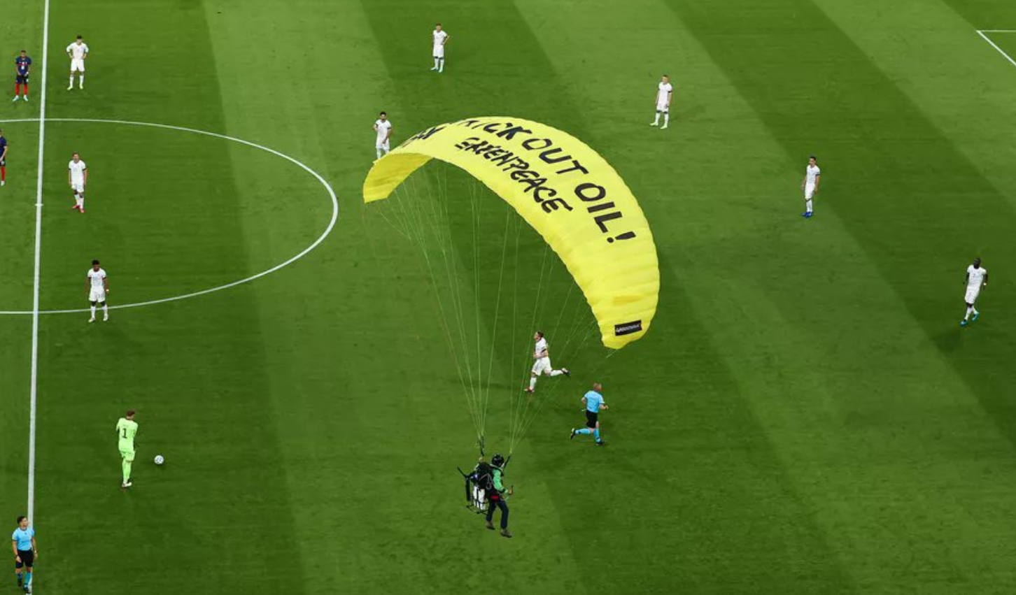«Kick out oil»: la protesta di Greepeace a Euro 2020. Un paracadusta atterra in campo durante Francia-Germania – Il video