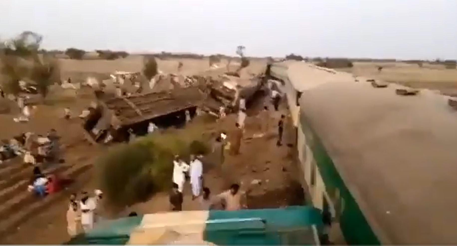 Scontro fra treni in Pakistan, almeno 30 vittime: diverse persone intrappolate nelle carrozze – Il video