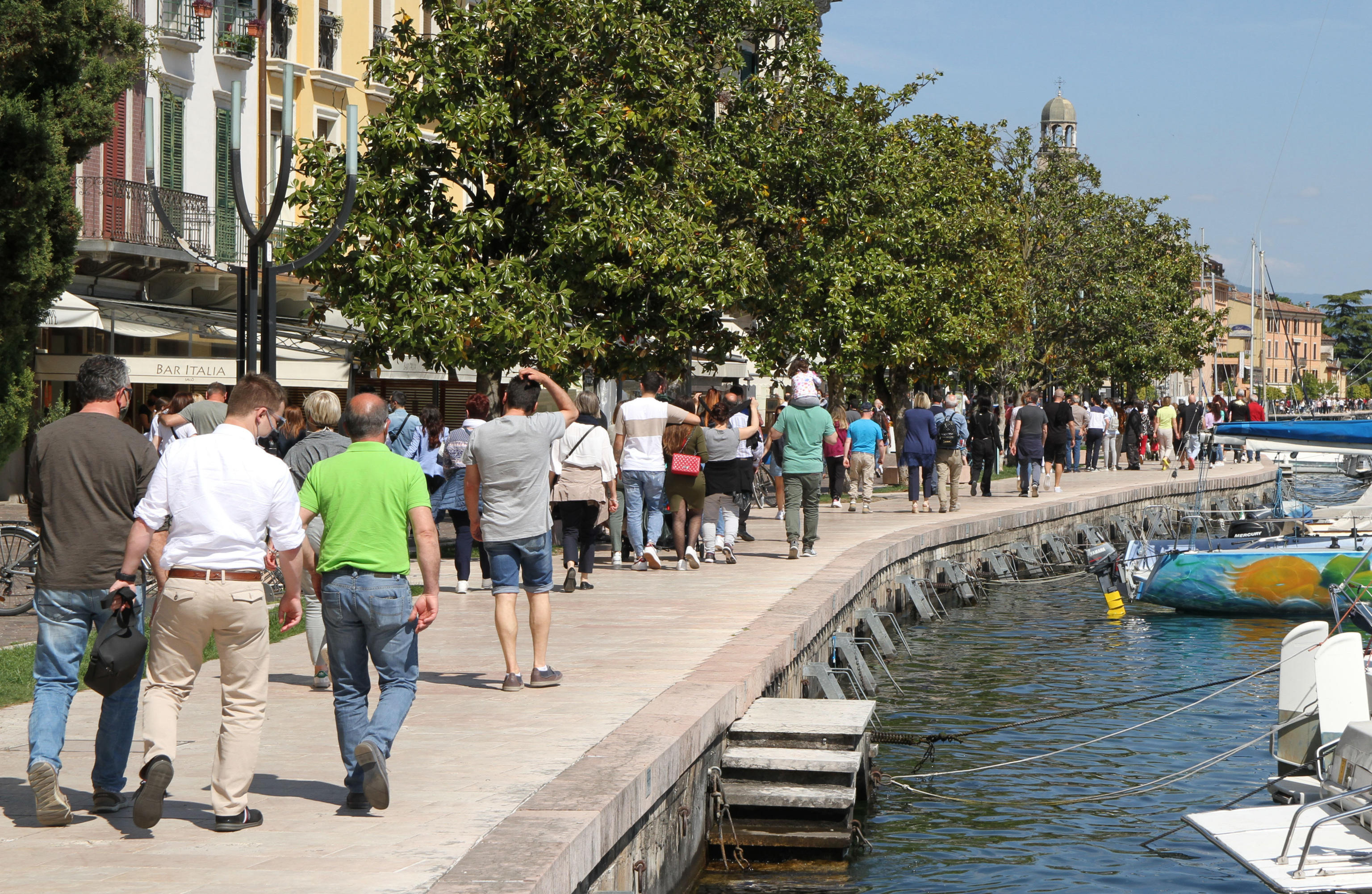 Tourists stroll along the lakefront of Salò, Italy, 09 May 2021. The Italians feel the end of the closing season in the air and pour into the streets, parks and clubs at the weekend. Overwork for the police against gatherings. And eyes on next week, when the government could decide on a further relaxation of the regulations, starting with the curfew on Monday 17.
ANSA/FILIPPO VENEZIA