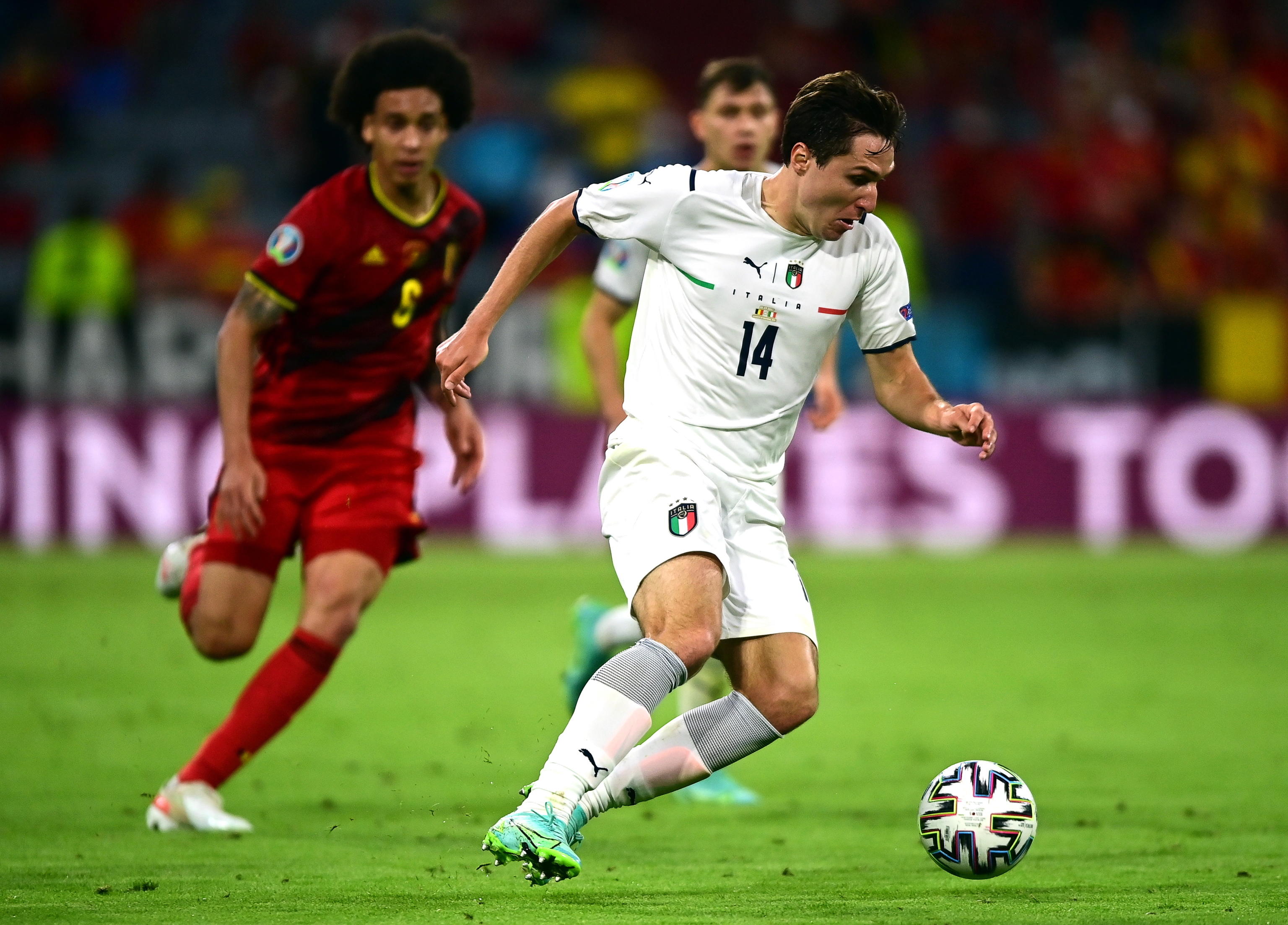 epa09319047 Federico Chiesa (R) of Italy in action during the UEFA EURO 2020 quarter final match between Belgium and Italy in Munich, Germany, 02 July 2021.  EPA/Philipp Guelland / POOL (RESTRICTIONS: For editorial news reporting purposes only. Images must appear as still images and must not emulate match action video footage. Photographs published in online publications shall have an interval of at least 20 seconds between the posting.)