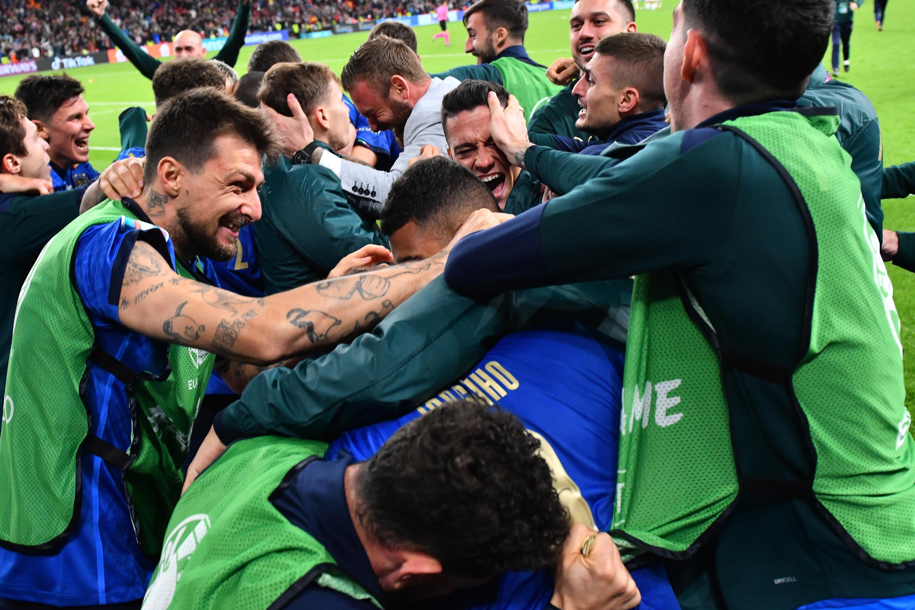 epa09327298 Players of Italy celebrate after winning the penalty shoot-out of the UEFA EURO 2020 semi final between Italy and Spain in London, Britain, 06 July 2021.  EPA/Justin Tallis / POOL (RESTRICTIONS: For editorial news reporting purposes only. Images must appear as still images and must not emulate match action video footage. Photographs published in online publications shall have an interval of at least 20 seconds between the posting.)