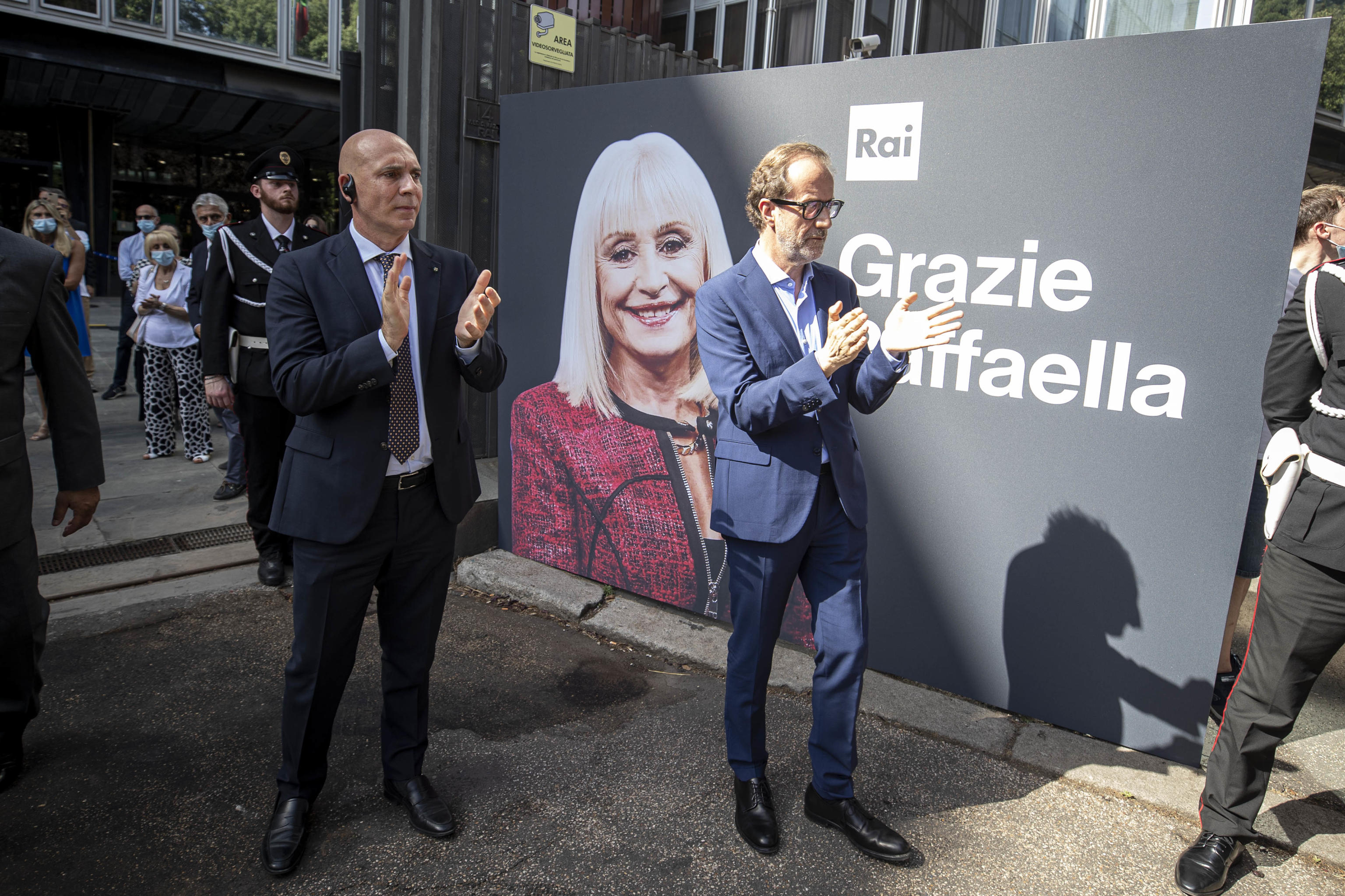 L'ad della Rai Fabrizio Salini (s) applaude all'arrivo del corteo funebre di Raffaella Carrà a Viale Mazzini, Roma, 7 luglio 2021. ANSA/MASSIMO PERCOSSI&nbsp;