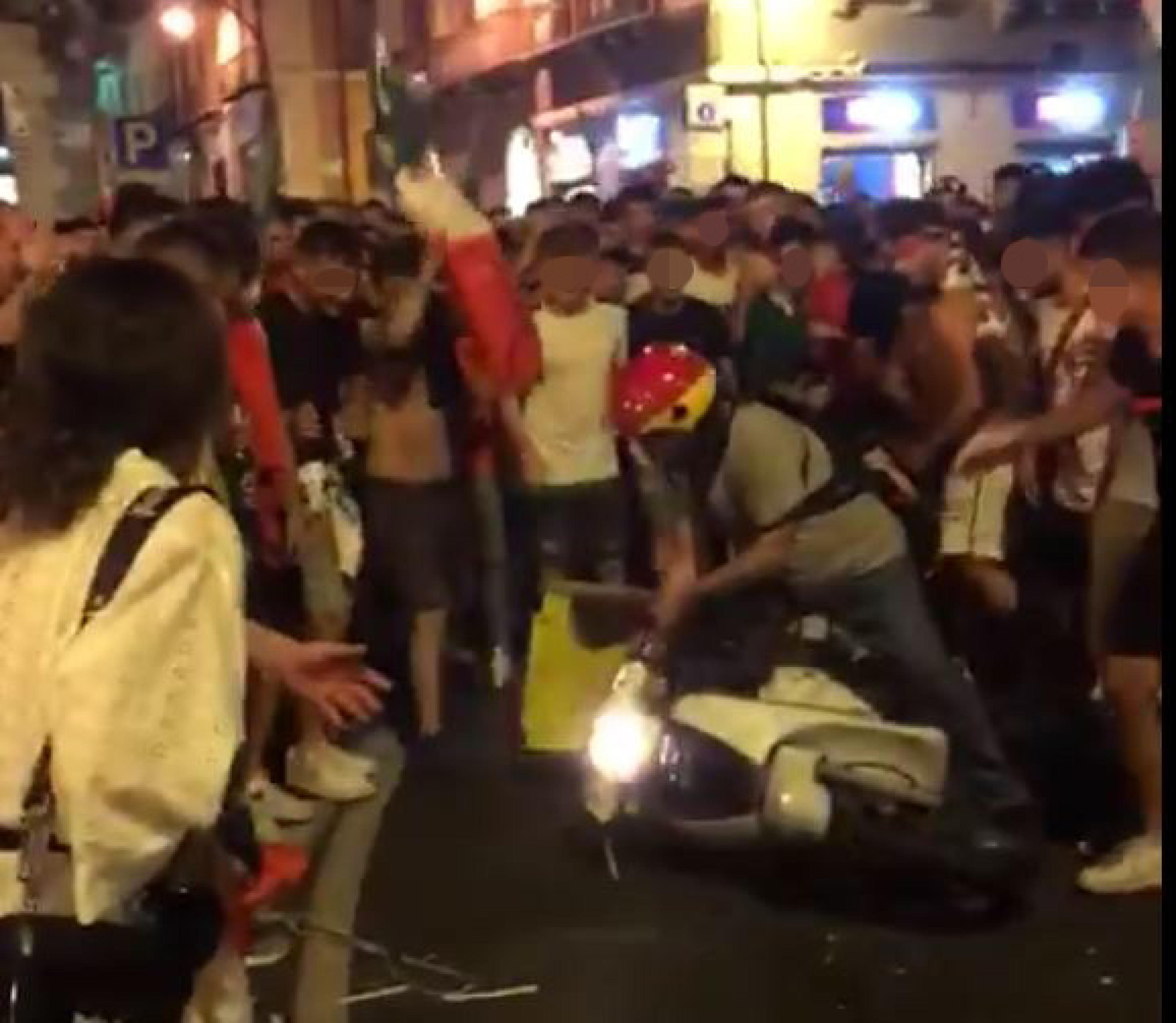 Un post tratto dal profilo Facebook: Non si placano le polemiche sul maxi assembramento a Cagliari per festeggiare l'approdo dell'Italia alla finale degli Europei di calcio dopo la partita con la Spagna. Una serata che ha portato anche a qualche eccesso: spuntano infatti altri video della serata brava di alcuni giovanisimi. Uno di questi è diventato, in poche ore, virale tanto da arrivare a 75 mila visualizzazioni su Facebook. +++ATTENZIONE LA FOTO NON PUO' ESSERE PUBBLICATA O RIPRODOTTA SENZA L'AUTORIZZAZIONE DELLA FONTE DI ORIGINE CUI SI RINVIA+++