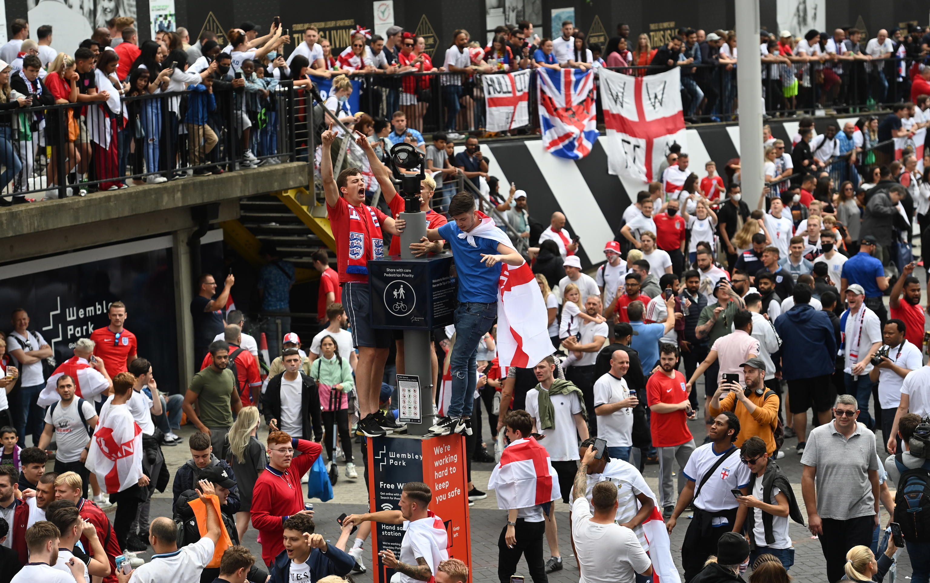 epa09337607 England fans outside Wembley Stadium in London, Britain, 11 June 2021. England play Italy in the UEFA Euro 2020 final at Wembley stadium in London, 11 June 202.  EPA/ANDY RAIN