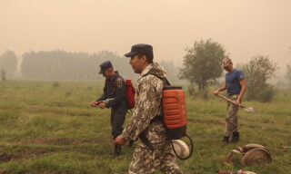 epa09356876 A handout photo made available by the Russian Emergency Ministry on 21 July 2021, shows firefighters working to extinguish the wildfire in the Republic of Sakha (Yakutia), Russia, 21 July 2021. According to the operational data of Russian Emergency ministry, 216 wildfires are active on the territory of the Republic of Sakha (Yakutia). 2,119 people and 297 pieces of equipment were involved in extinguishing forest fires in Yakutia.  EPA/RUSSIAN EMERGENCIES MINISTRY HANDOUT  HANDOUT EDITORIAL USE ONLY/NO SALES