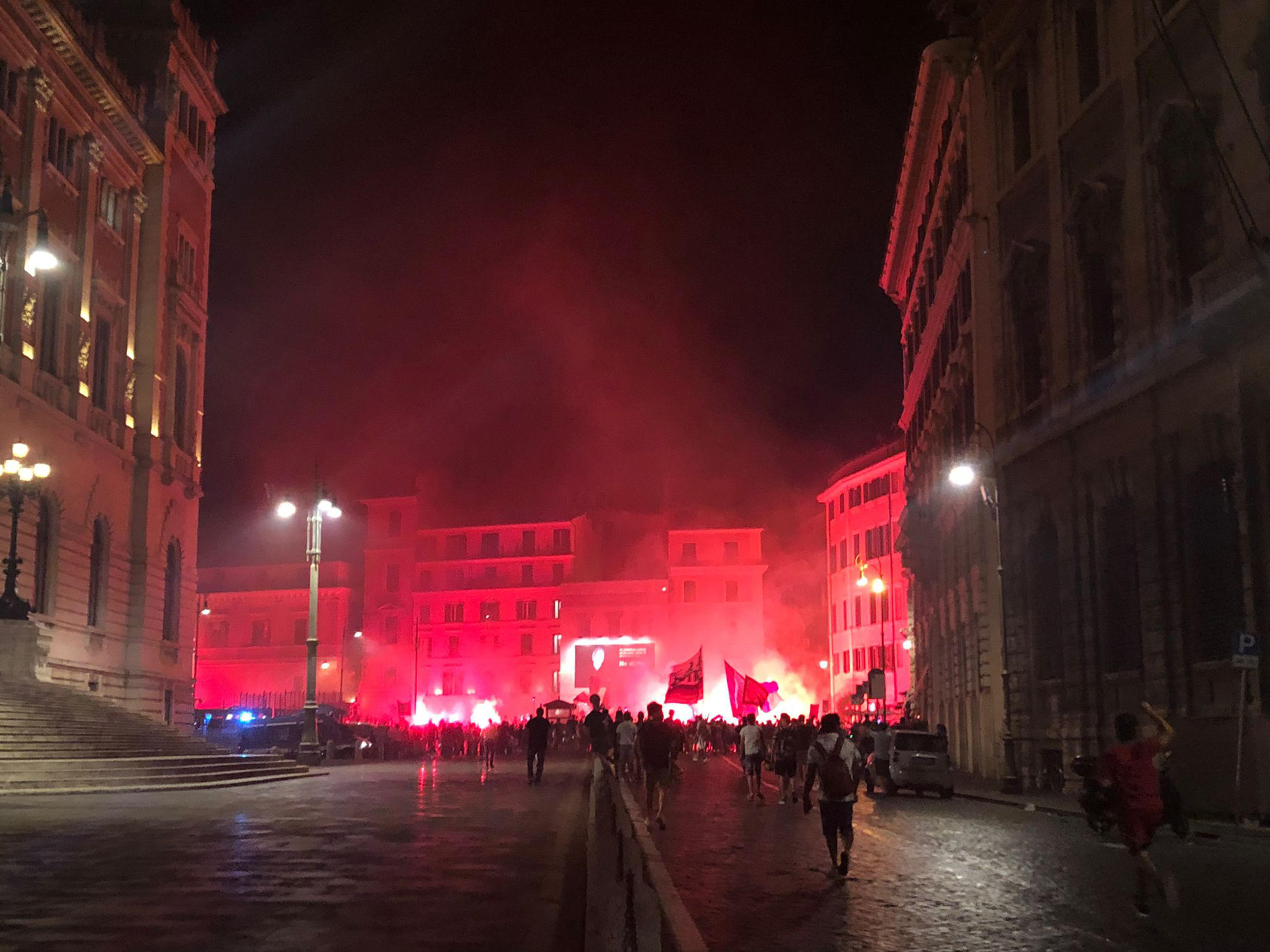 Il  raduno dei tifosi giallorossi tra via del Corso e piazza del Parlamento in centro Roma, 21 luglio 2021.
ANSA/Melania Di Giacomo