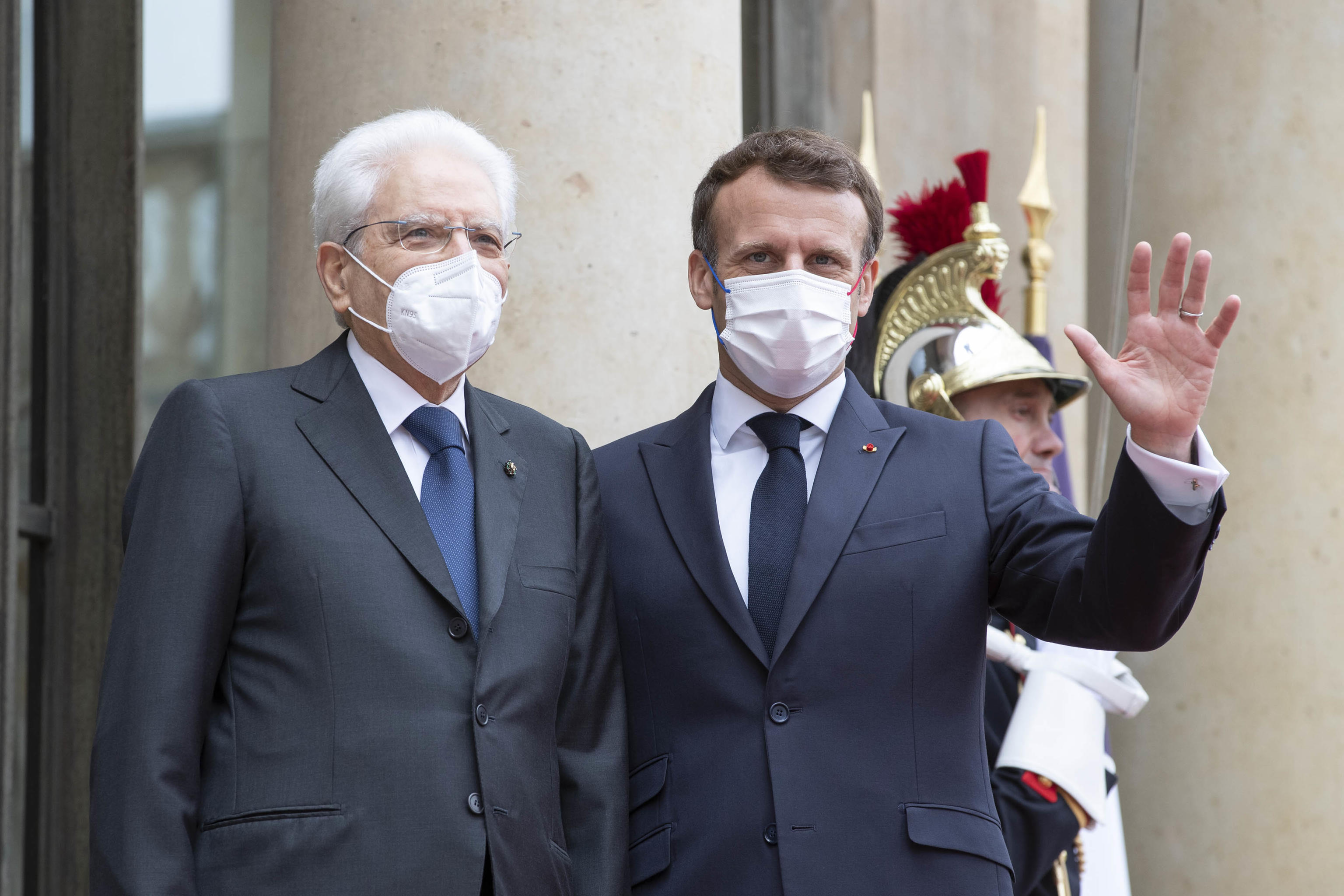 Il presidente della Repubblica Sergio Mattarella arriva all'Eliseo, accolto dal  presidente francese Emmanuel Macron,  in occasione della visita di Stato in Francia, Parigi, 5 luglio 2021.
ANSA/ UFFICIO STAMPA QUIRINALE/ FRANCESCO AMMENDOLA
+++ ANSA PROVIDES ACCESS TO THIS HANDOUT PHOTO TO BE USED SOLELY TO ILLUSTRATE NEWS REPORTING OR COMMENTARY ON THE FACTS OR EVENTS DEPICTED IN THIS IMAGE; NO ARCHIVING; NO LICENSING +++
