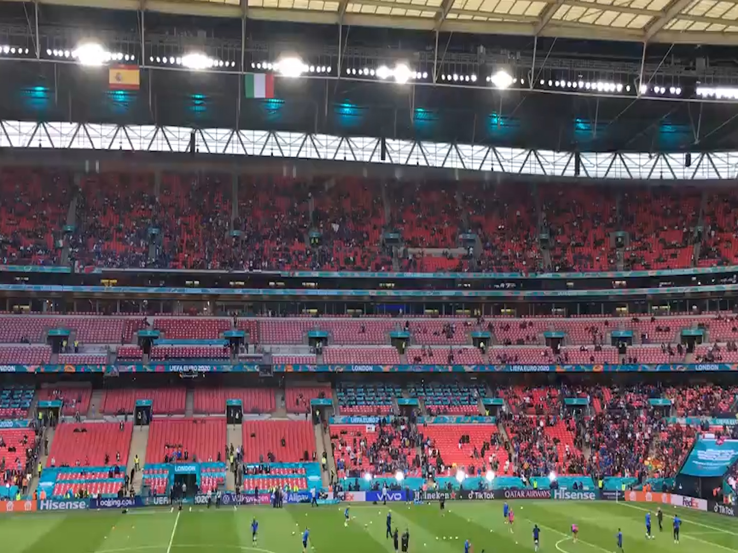 A Wembley risuona “A far l’amore comincia tu”: cori e applausi per Raffaella Carrà prima di Italia-Spagna – Il video