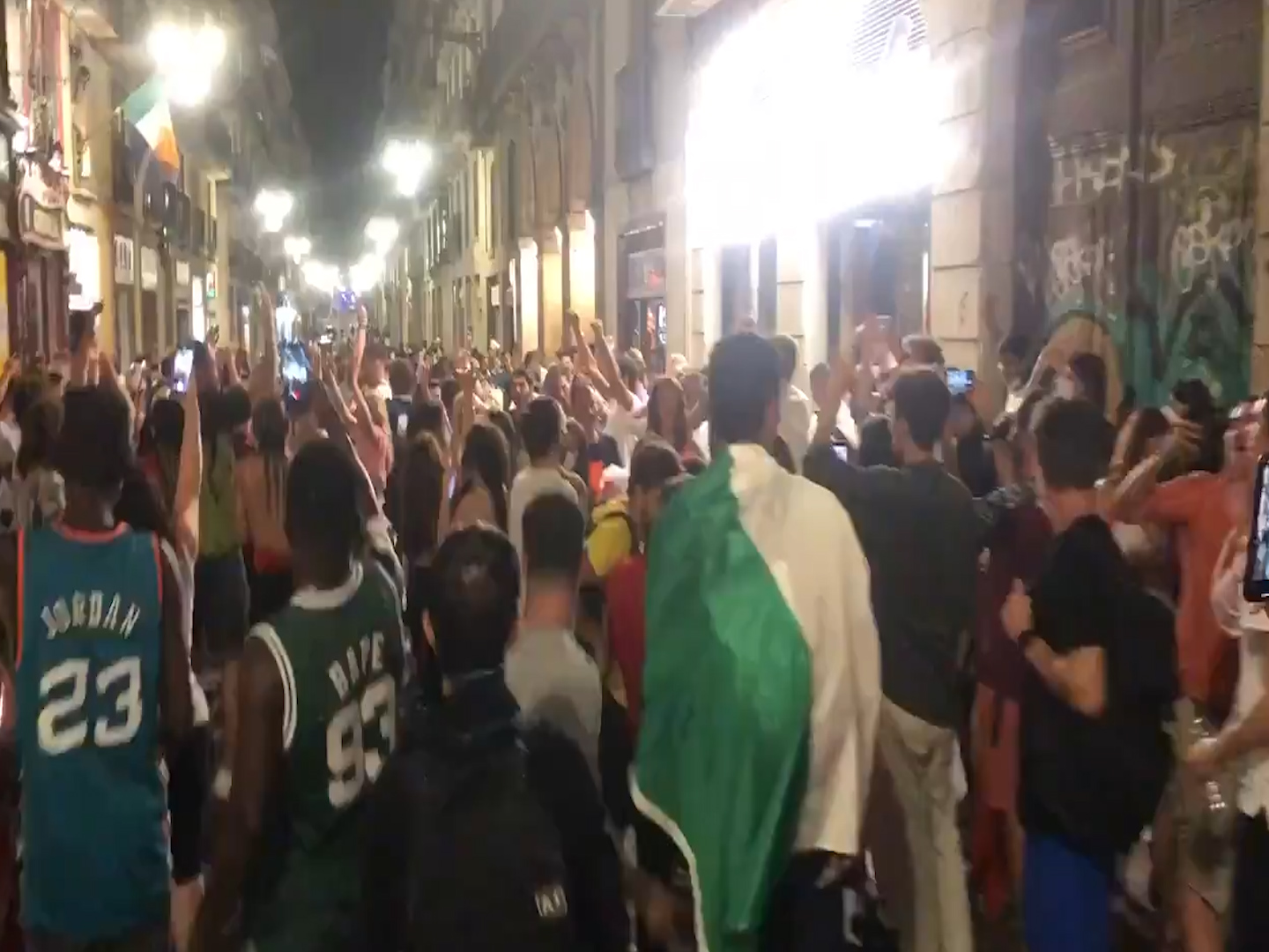 Cori di felicità a Barcellona, ma non sono italiani: i catalani esultano per la sconfitta della Spagna – Il video