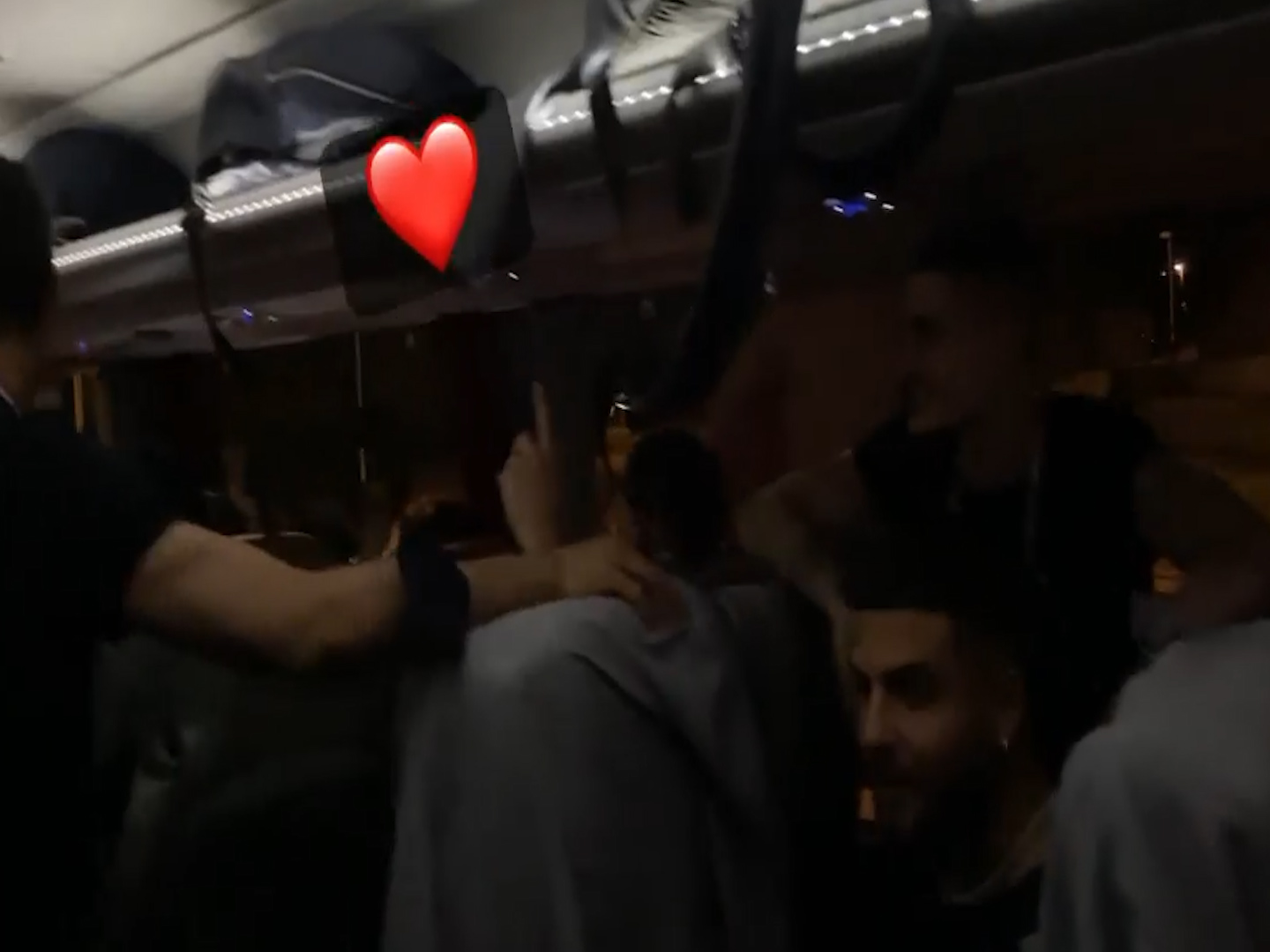 La gioia degli Azzurri sul pullman dopo Italia-Spagna, scatta il coro «A far l’amore comincia tu…» e «Notti magiche» – Il video