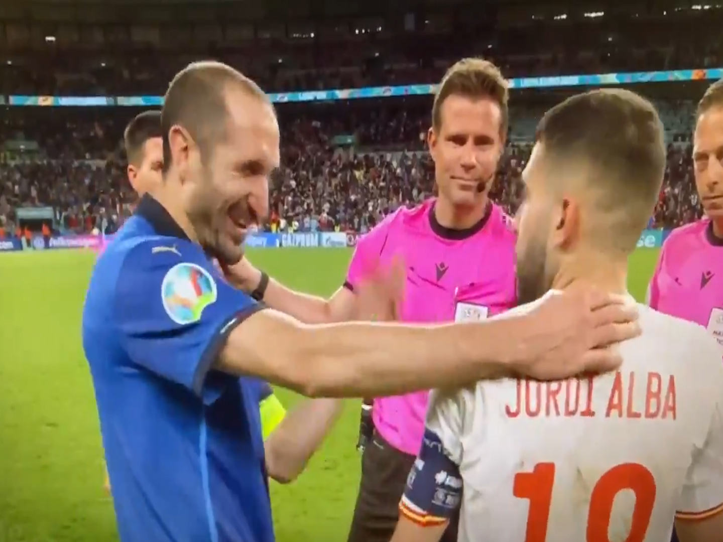 Il curioso siparietto prima dei rigori di Italia-Spagna: perché Chiellini ha detto: «Mentiroso» a Jordi Alba – Il video