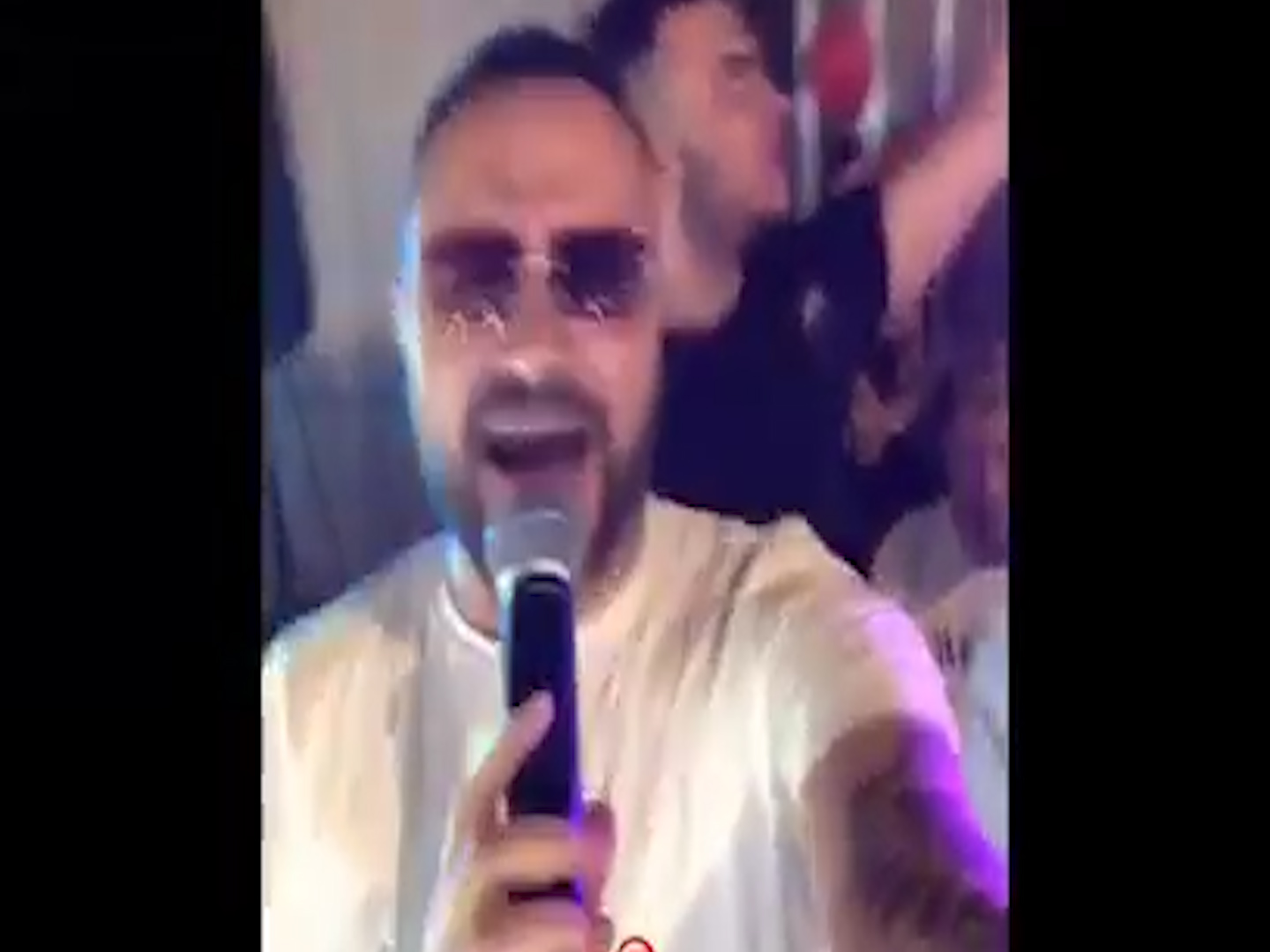A Bari folla in delirio per la serenata del neomelodico. Il sindaco: «Schiaffo a chi ha paura di un altro lockdown» – Il video
