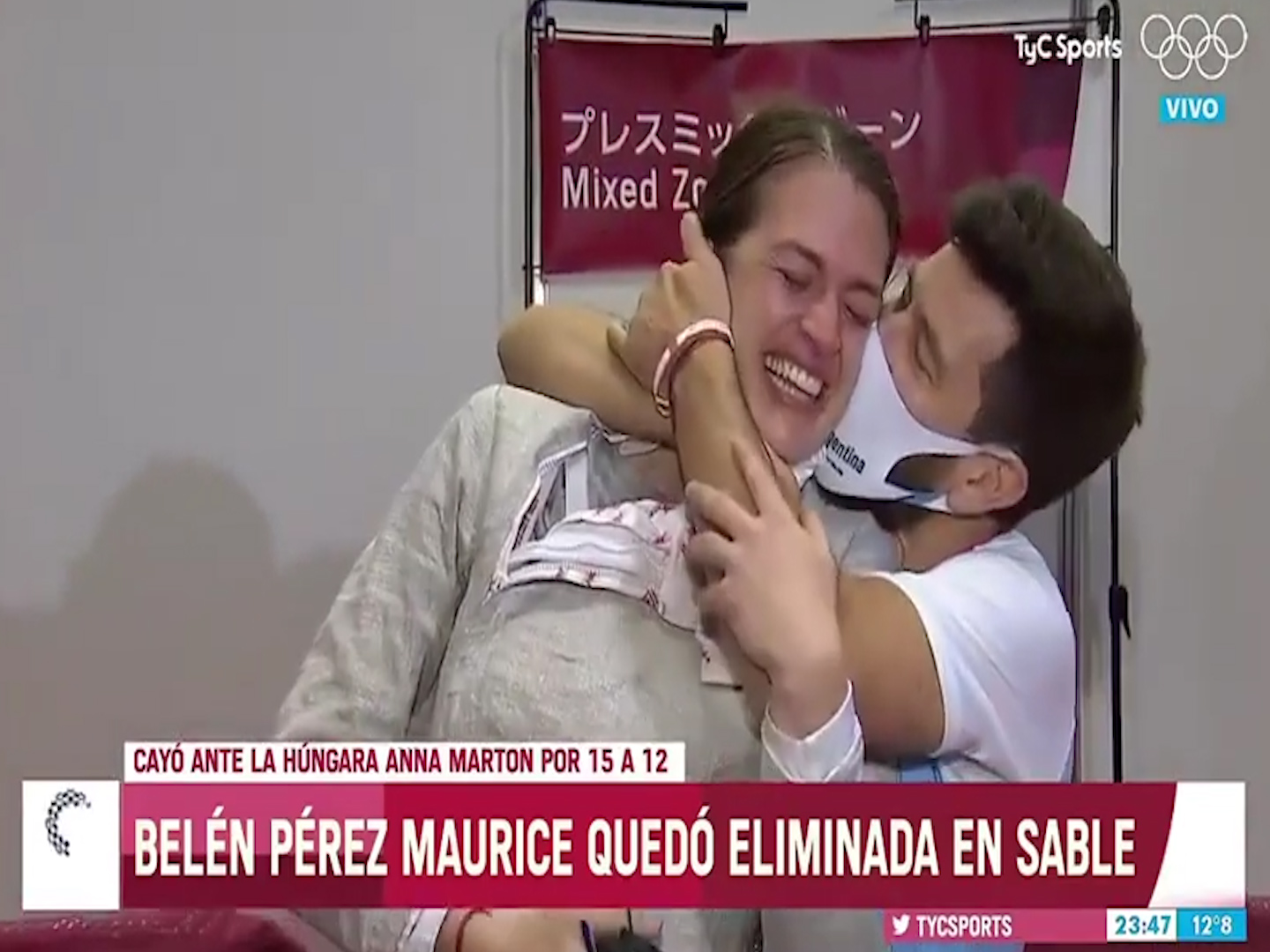 «Ora che hai perso vuoi sposarmi?»: la proposta di matrimonio a Tokyo dell’allenatore alla schermitrice – Il video
