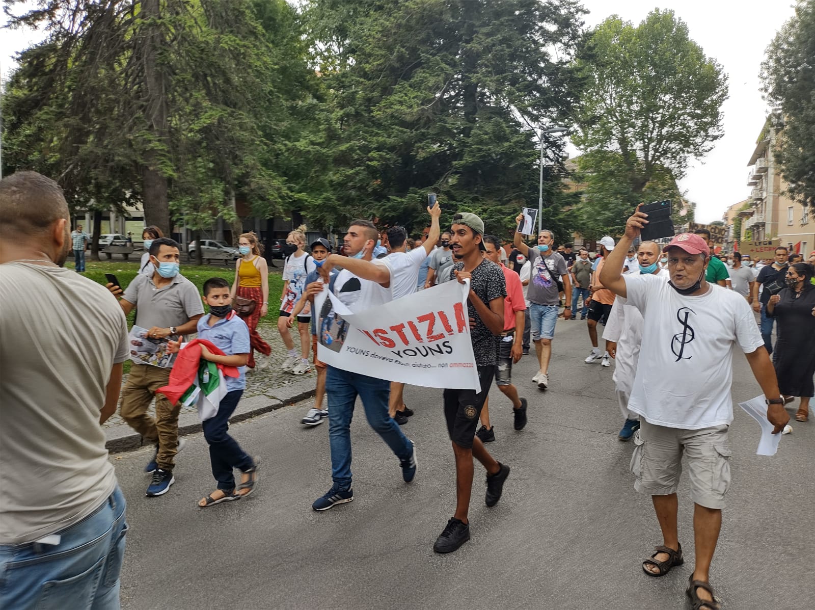 Voghera, in piazza la manifestazione contro l’assessore Adriatici: «Assassino, vogliamo giustizia»