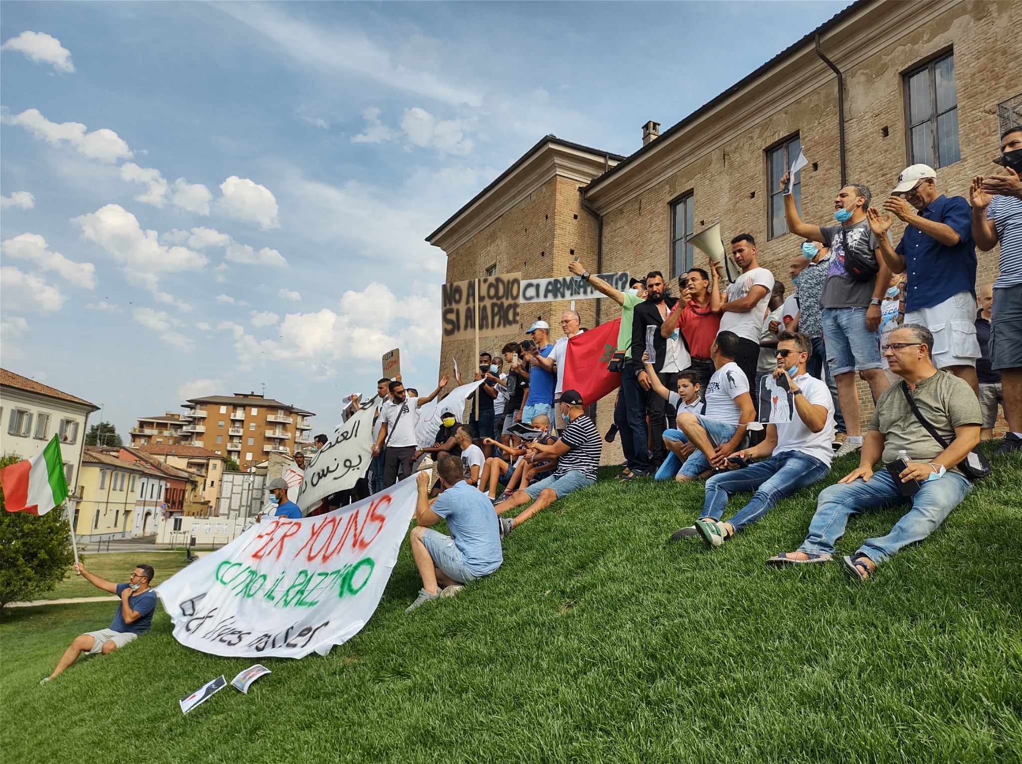 Voghera, le voci di chi è sceso in piazza: «Salvini non può difendere un assassino. Siamo qui per tutta l’umanità» – Il video