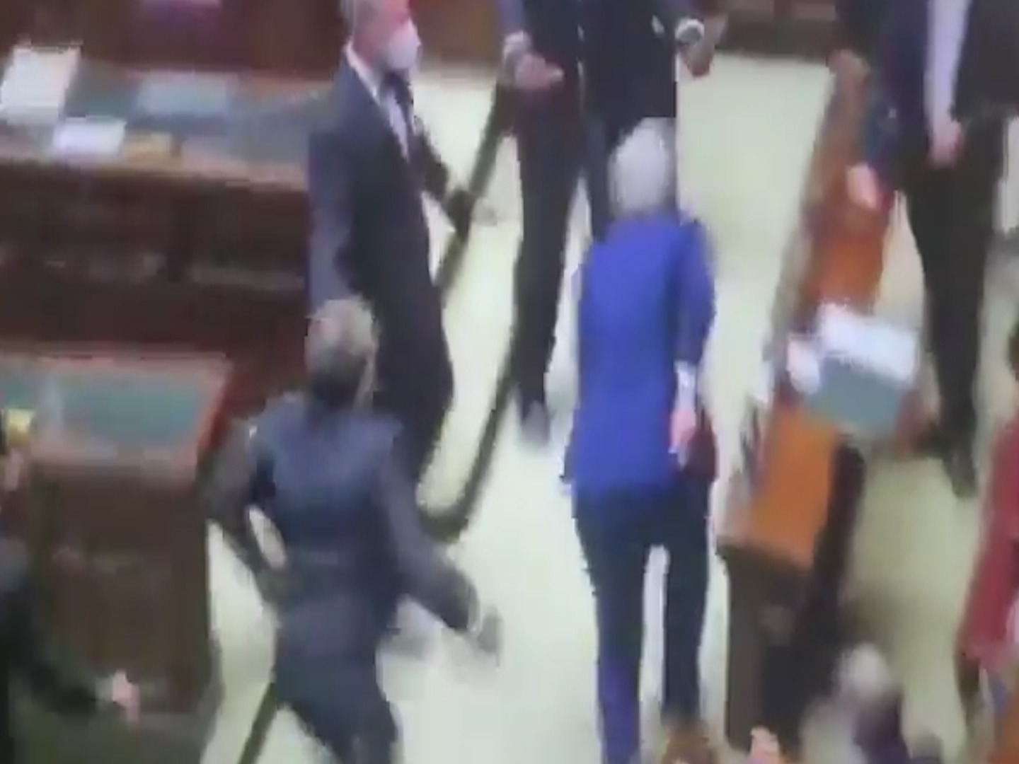 Tokyo, Montecitorio. Lo sprint del deputato Mollicone (FdI) per sfuggire ai commessi: «Ho ancora i riflessi da cestista» – Il video