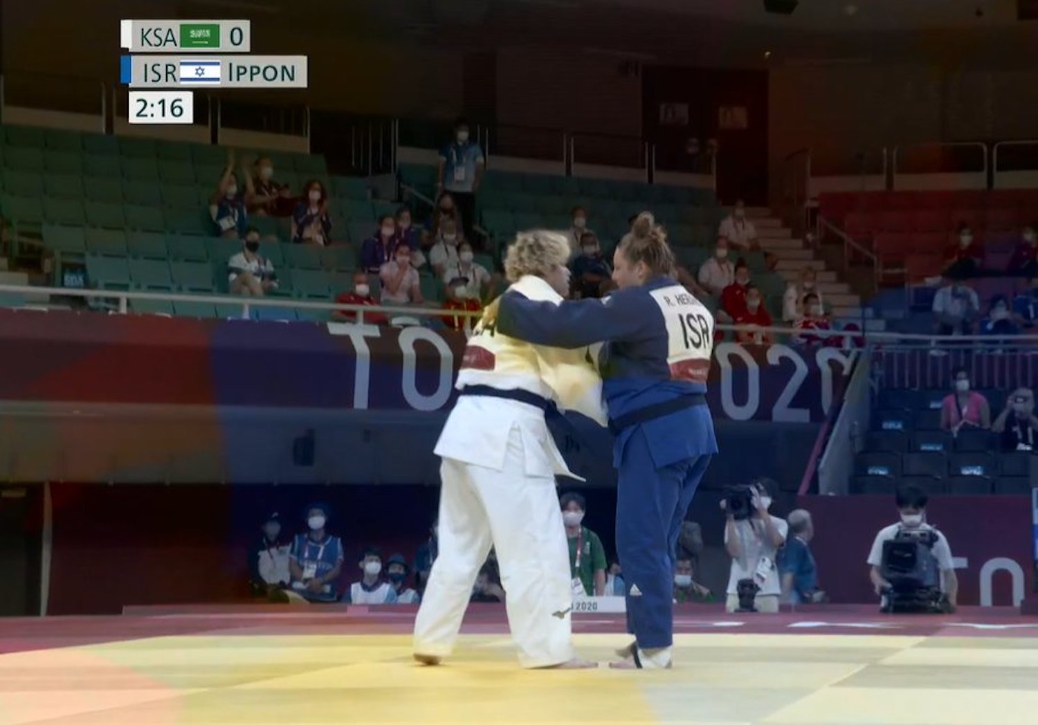 L’abbraccio tra la judoka israeliana e quella saudita a fine gara a Tokyo  – Il video