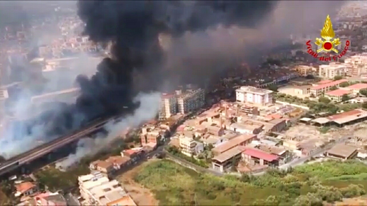 Incendi in Sicilia, decine di roghi nel Catanese, case evacuate, distrutto un lido. Fiamme anche nel Palermitano – Il video