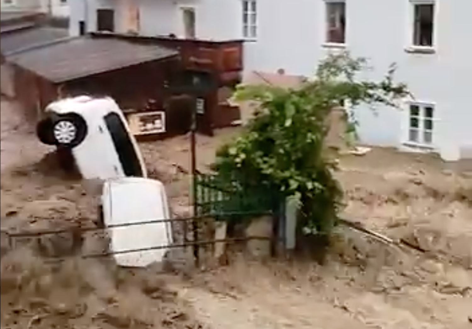 L’inondazione nella città di Hallein in Austria – Il video