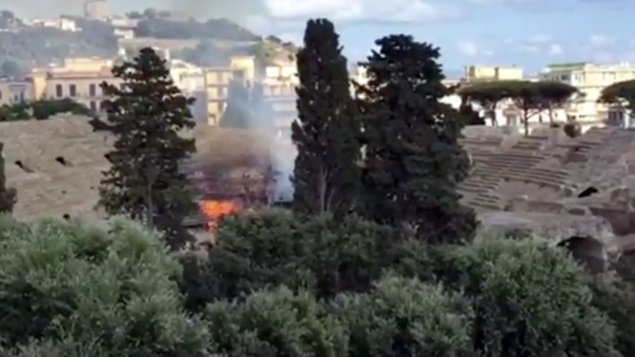 Incendio all’Anfiteatro Flavio di Pozzuoli: le gradinate in legno divorate dalle fiamme – Il video