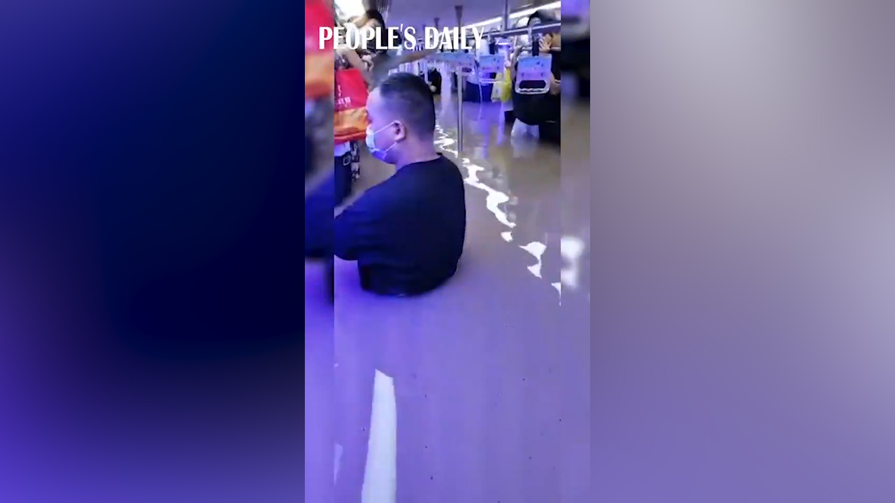 Cina, l’incredibile alluvione a Zhengzhou. I pendolari sommersi in metropolitana: almeno 12 morti – Il video