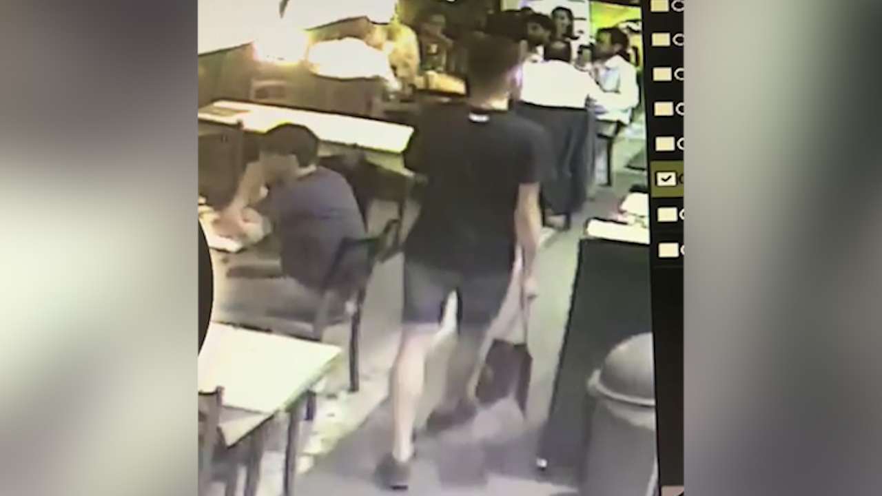 Roma, tentata rapina a otto parlamentari in pieno centro: ricercate tre persone – Il video